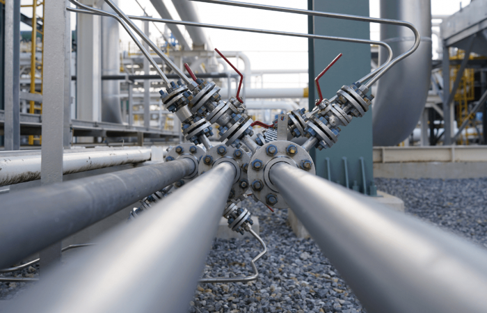 Tubos de metal en una planta de biometano.