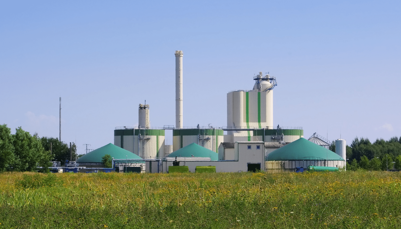 Foto de pequeña planta de Biometano en zona rural.