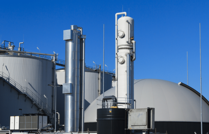 Foto de cerca de una planta de Biometano en color metal.
