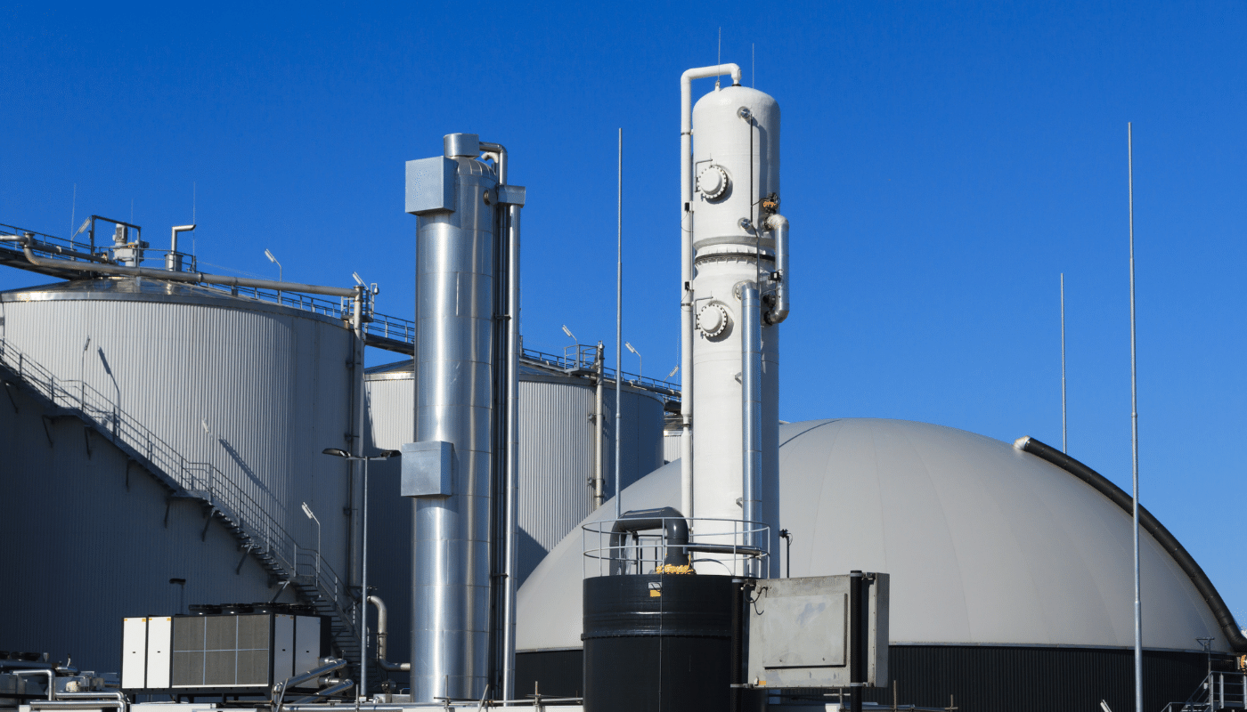 Foto de cerca de una planta de Biometano en color metal.
