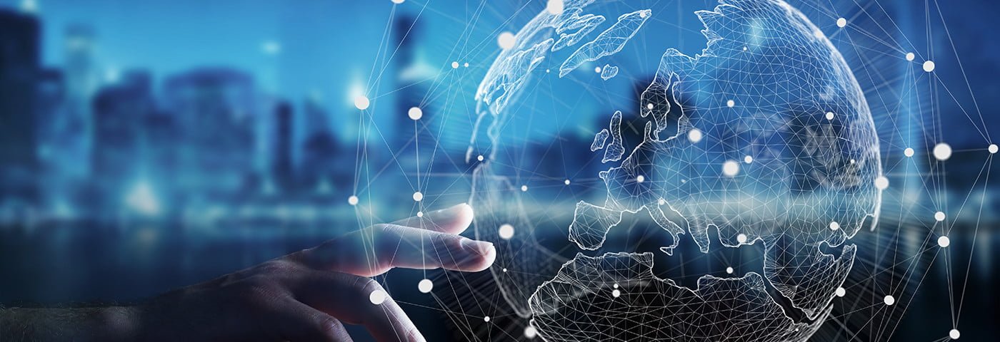 Mano señalando españa en una bola del mundo holografica.